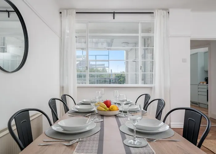 Bright West Hampstead Retreat